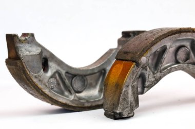 Beyaz arka planda izole edilmiş bir çift eski motosiklet trampet fren ayakkabısı.