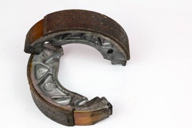 Beyaz arka planda izole edilmiş bir çift eski motosiklet trampet fren ayakkabısı.