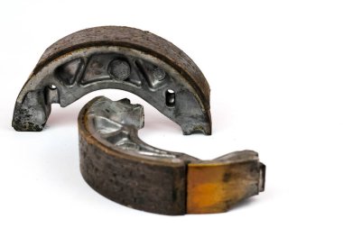 Beyaz arka planda izole edilmiş bir çift eski motosiklet trampet fren ayakkabısı.