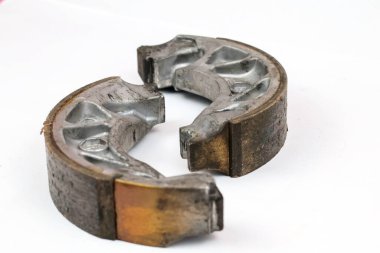 Beyaz arka planda izole edilmiş bir çift eski motosiklet trampet fren ayakkabısı.