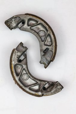 Beyaz arka planda izole edilmiş bir çift eski motosiklet trampet fren ayakkabısı.