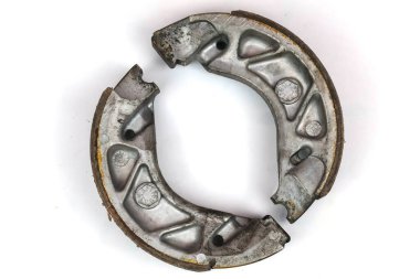 Beyaz arka planda izole edilmiş bir çift eski motosiklet trampet fren ayakkabısı.