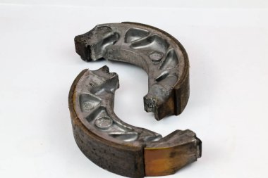 Beyaz arka planda izole edilmiş bir çift eski motosiklet trampet fren ayakkabısı.