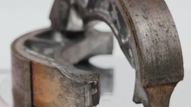 Beyaz arka planda izole edilmiş bir çift eski motosiklet trampet fren ayakkabısı.