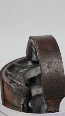 Beyaz arka planda izole edilmiş bir çift eski motosiklet trampet fren ayakkabısı.