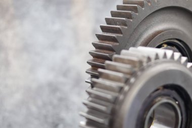 Ağır iş makineleri ve makine mühendisliği için mekanik nakil bileşenlerine sahip, eğimli şaft ve bilye ile endüstriyel metal dişliler seti.