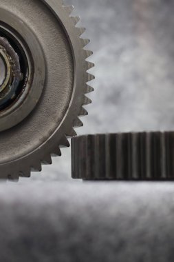 Metalik doku ve mekanik hassasiyet içeren birbirine kenetlenmiş çelik dişliler ve bilyelerin detaylı makrosu.