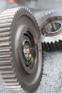 Metal dişliler ve yayılmış şaft montajı, endüstriyel çelik nakil bileşeni ve mekanik motor parçaları mühendislik ve imalat kavramı için beyaz arka planda izole edilmiştir..