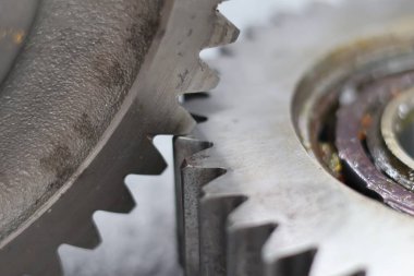 Metalik doku ve mekanik hassasiyet içeren birbirine kenetlenmiş çelik dişliler ve bilyelerin detaylı makrosu.