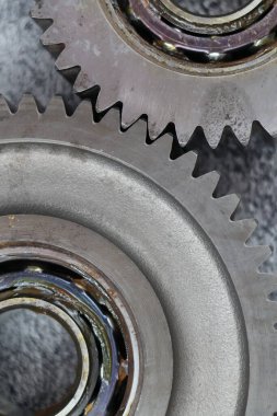 Metalik doku ve mekanik hassasiyet içeren birbirine kenetlenmiş çelik dişliler ve bilyelerin detaylı makrosu.