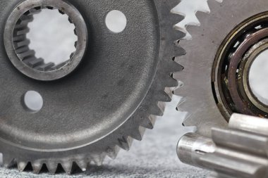 Ağır iş makineleri ve makine mühendisliği için mekanik nakil bileşenlerine sahip, eğimli şaft ve bilye ile endüstriyel metal dişliler seti.