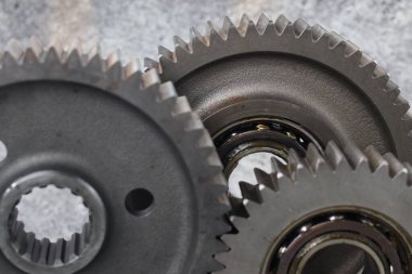 Metal dişliler ve yayılmış şaft montajı, endüstriyel çelik nakil bileşeni ve mekanik motor parçaları mühendislik ve imalat kavramı için beyaz arka planda izole edilmiştir..