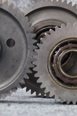 Metal dişliler ve yayılmış şaft montajı, endüstriyel çelik nakil bileşeni ve mekanik motor parçaları mühendislik ve imalat kavramı için beyaz arka planda izole edilmiştir..