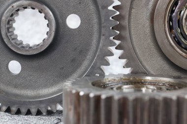 Metal dişliler ve yayılmış şaft montajı, endüstriyel çelik nakil bileşeni ve mekanik motor parçaları mühendislik ve imalat kavramı için beyaz arka planda izole edilmiştir..