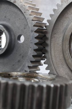 Metal dişliler ve yayılmış şaft montajı, endüstriyel çelik nakil bileşeni ve mekanik motor parçaları mühendislik ve imalat kavramı için beyaz arka planda izole edilmiştir..