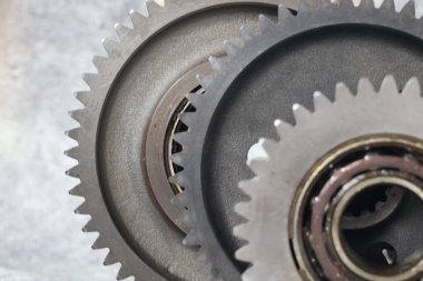 Ağır iş makineleri ve makine mühendisliği için mekanik nakil bileşenlerine sahip, eğimli şaft ve bilye ile endüstriyel metal dişliler seti.