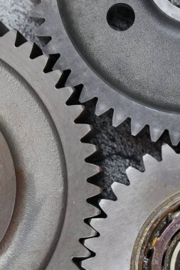 Metalik doku ve mekanik hassasiyet içeren birbirine kenetlenmiş çelik dişliler ve bilyelerin detaylı makrosu.