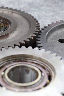 Metalik doku ve mekanik hassasiyet içeren birbirine kenetlenmiş çelik dişliler ve bilyelerin detaylı makrosu.
