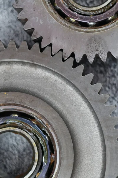 Metalik doku ve mekanik hassasiyet içeren birbirine kenetlenmiş çelik dişliler ve bilyelerin detaylı makrosu.