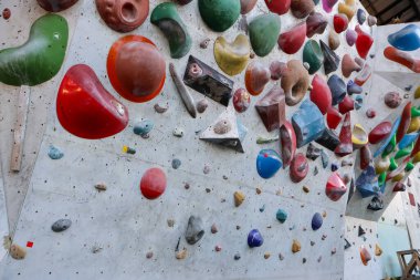 29 Ocak 2026 'da Balikpapan-Endonezya' da çeşitli renkli yapay tırmanış bölümleri ve kapalı bir kayalık duvardaki hacim. Kaya tırmanışı alıştırmaları ve eğitim oturumları için farklı şekillerde yapılandırılmış kavrama.