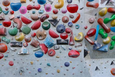 29 Ocak 2026 'da Balikpapan-Endonezya' da çeşitli renkli yapay tırmanış bölümleri ve kapalı bir kayalık duvardaki hacim. Kaya tırmanışı alıştırmaları ve eğitim oturumları için farklı şekillerde yapılandırılmış kavrama.