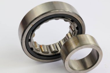 Beyaz arka planda ayrı bir iç halkası olan endüstriyel silindir rulo makineler ve otomotiv onarımı için profesyonel çelik parçası izole.