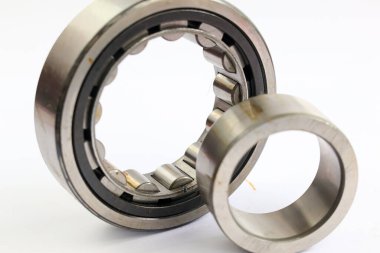 Beyaz arka planda ayrı bir iç halkası olan endüstriyel silindir rulo makineler ve otomotiv onarımı için profesyonel çelik parçası izole.