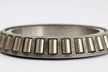 Makineler ve otomotiv için beyaz arka planda izole edilmiş çelik rulo ile endüstriyel inceltilmiş paten.