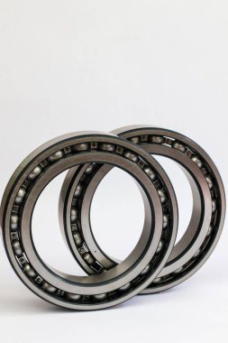 Makineler ve otomotiv tamiri için beyaz arka plan profesyonel mekanik parçası üzerinde yan yana iki endüstriyel çelik bilye yakın.