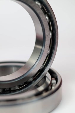 Yüksek kalitede çelik bilyeler, makineler ve otomotiv değişimi için beyaz arka planda izole edilmiş profesyonel endüstriyel mekanik parça.
