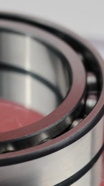 Beyaz arka planda izole edilmiş profesyonel çelik top, endüstriyel makineler ve otomotiv yenileme için mekanik metal parçası.