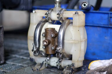 Hava, endüstriyel sıvı transferi için plastik ve paslanmaz çelikten yapılmış çift diyafram pompası..