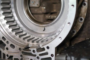 Profesyonel bir atölyede mekanik montaj işlemi sırasında temiz metalik bir iç halka teçhizatı ve iletim konut bileşeninin yakın plan çekimi.