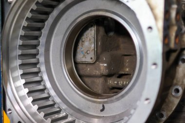 Profesyonel bir atölyede mekanik montaj işlemi sırasında temiz metalik bir iç halka teçhizatı ve iletim konut bileşeninin yakın plan çekimi.