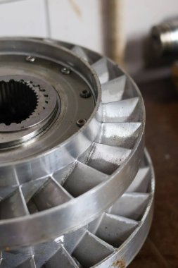 Yüksek kaliteli bir alüminyum tork dönüştürücü türbini ya da dahili dikenli endüstriyel iticinin yakın çekimi, ayrıntılı metal yüzgeçleri ve makineler için ağır görev mühendislik bileşenlerini gösterir.
