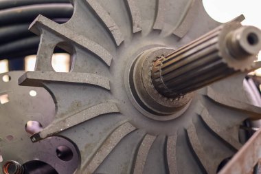 Endüstriyel araç yedek frenleme sistemi bakımı için serpilmiş şaftı ve soğutma vanaları olan ağır otomatik vites geciktirici pervane yakın plan.