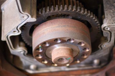 Hassas endüstriyel motor zamanlayıcı ve uçuş tekeri montajı dökme metal motor bloğuna monte edilerek profesyonel mekanik onarım ve ağır iş mühendisliği sergileniyor..