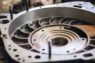 İç soğutma vanaları ve endüstriyel araç frenleme sistemleri için montaj çivileri içeren dökme metalden yapılmış ağır otomatik vites geciktirici konut.