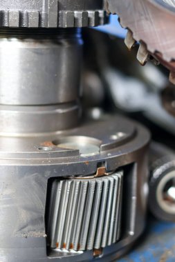 Bir makine mühendisliği atölyesinde otomotiv motorları güç transferi için şanzıman içinde yüksek hassasiyetli çelik teçhizat kapatın