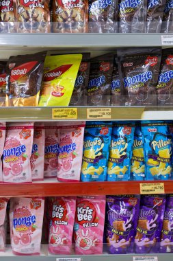 Balikpapan-Endonezya 14 Mart 2026 Bir süpermarkette perakende raflarda düzenli olarak düzenlenmiş rengarenk çerez kesesi, Tüketicilerin gün boyunca bakkal alışverişi için peynir ve tatlı patates gibi farklı tatlar.