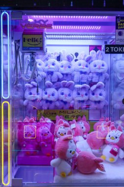 14 Mart 2026 'da Balikpapan-Endonezya Oyuncak arabalar ve kutularla dolu parlak ışıklı bir pençe makinesi, gün içinde modern bir kapalı oyun salonunda ziyaretçiler için eğlenceli bir oyun deneyimi sunuyor..