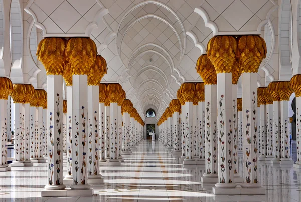 Abu Dhabi, Birleşik Arap Emirlikleri -16 Mart: Sheikh Zayed, Abu Dhabi, Birleşik Arap Emirlikleri 16 Mart 2016'en büyük Camisi sütun.