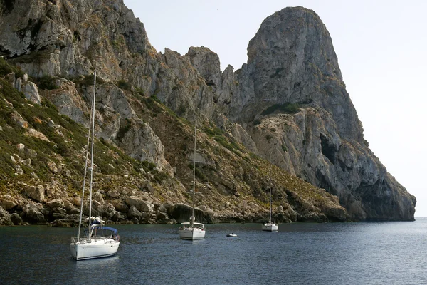 Es Vedra - Ibiza, İspanya, - 16 Ağustos 2015: Es Vedra ada turkuaz su ve deniz araçları.