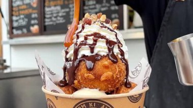 Karamel ve Çikolata soslu Çürük Kızarmış Dondurma Tatlısı