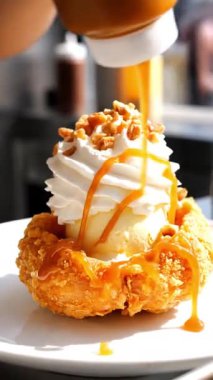 Karamel ve Çikolata soslu Çürük Kızarmış Dondurma Tatlısı