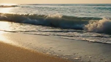 Kibar Okyanus Dalgaları Kıyıya Vuruyor 4K Sinema Döngüsü Videosu