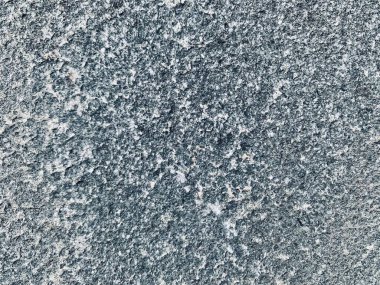 Sert gri taş dokusu, doğal ışık ve keskin detaylarla yakın plan çekilmiş. Sert kayanın çiğ, sakin, topraklanmış havasını hisset. Arkaplan, inşaat ve doğa temaları için mükemmel.