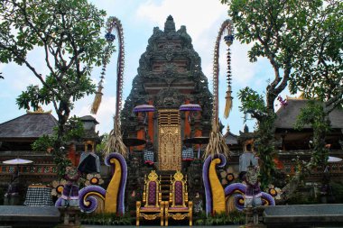 Geleneksel Pura Saraswati tapınağı Ubud, Bali 'de, süslü Hindu kapısı ve tören koltuklarıyla. Huzurlu ruhsal ruh hali, göz hizası. Kültür, din, seyahat ve Asya kavramları için ideal.