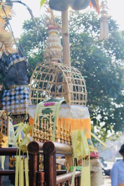 Kuta, Bali, Endonezya 'da yapılan dini tören sırasında geleneksel Bali Hindu adağı ve törensel süsleme. Renkli el yapımı hediyeler, kültür festivali sahnesi, ruhsal atmosfer, açık hava düzeni..