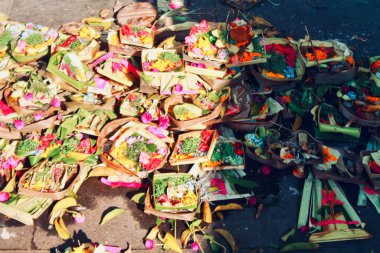 Bali, Bali 'de Ubud' da bulunan Kanang Sari 'nin Hindu sunumlarının en üst görüntüsü. Zengin renkler ve keskin odak günlük bağlılığını ifade eder. Manevi, kültürel, seyahat ve Asya temalarına uygundur..